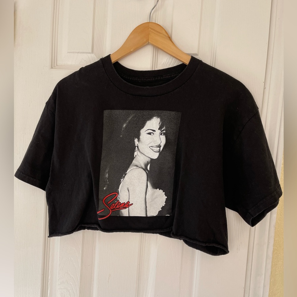 3/$30 ❤️Selena Quintanilla-Perez Cropped Graphic Short Sleeve Tee in Black M